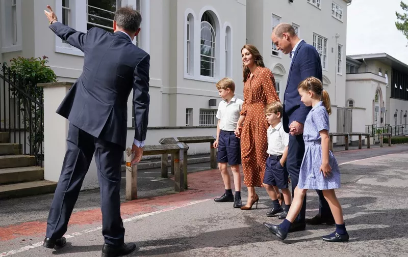 (From rear R to front ) Britain's Prince George of Cambridge, Britain's Catherine, Duchess of Cambridge, Britain's Prince Louis of Cambridge, Britain's Prince William, Duke of Cambridge, and Britain's Princess Charlotte of Cambridge are greeted by Headmaster Jonathan Perry (L) upon their arrival for a settling in afternoon at Lambrook School, near Ascot in Berkshire on September 7, 2022 on the eve of their first school day. (Photo by Jonathan Brady / POOL / AFP)