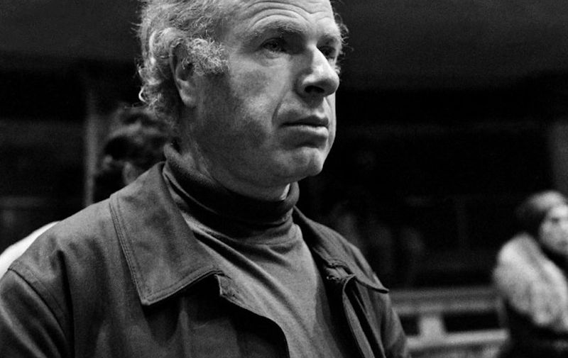 English theatre and film director Peter Brook is pictured on January 12, 1975, in Paris. (Photo by Pierre GUILLAUD / AFP)