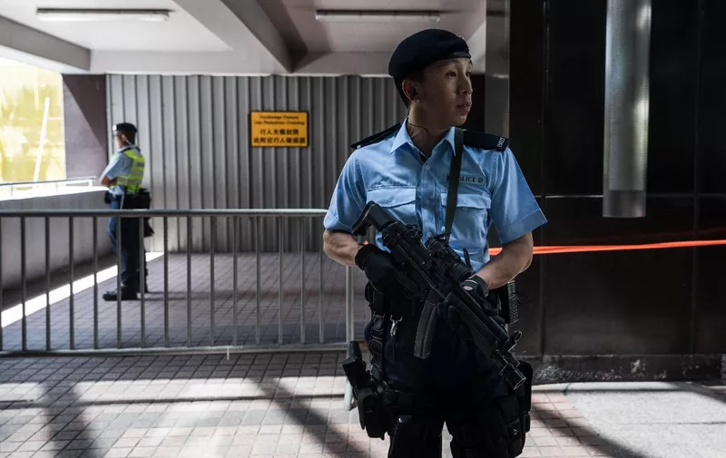 An armed policeman stands guard ahead of a visit by China's President Xi Jinping in Hong Kong on June 29, 2017. China's President Xi Jinping arrives in Hong Kong on June 29 for a three-day visit to mark the 20th anniversary of the city's handover from British to Chinese rule and to inaugurate new chief executive Carrie Lam on July 1. (Photo by DALE DE LA REY / AFP)