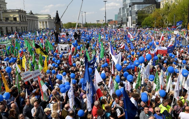 Tens of thousands of demonstrators attend the Freedom March in the Polish capital Warsaw on May 6, 2017 organised by Poland's main liberal Civic Platform (PO) opposition party to protest against the rightwing nationalist Law and Justice (PiS) government over alleged rule of law violations. / AFP PHOTO / JANEK SKARZYNSKI