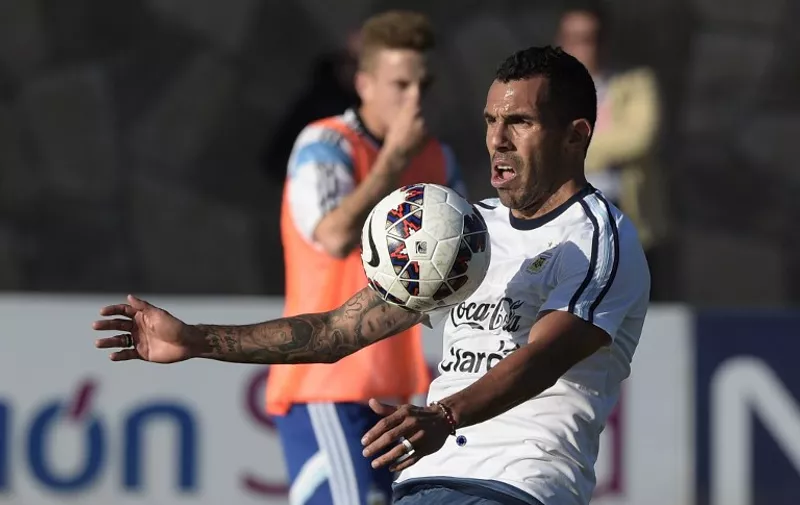 Argentina's forward Carlos Tevez controls the ball  during a training session in La Serena, Coquimbo, Chile on June 17, 2015 ahead of their Copa America Chile 2015 Group B football match against Jamaica to be held in Vina del Mar on June 20. AFP PHOTO / JUAN MABROMATA