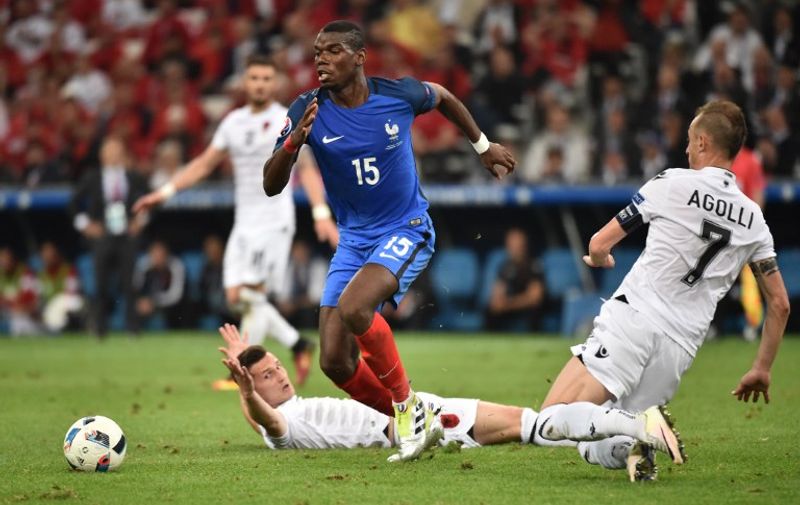 France&#8217;s midfielder Paul Pogba (C) and Albania&#8217;s defender Ansi Agolli (R) vie for the ball during the Euro 2016 group A football match between France and Albania at the Velodrome stadium in Marseille on June 15, 2016. / AFP PHOTO / BERTRAND LANGLOIS