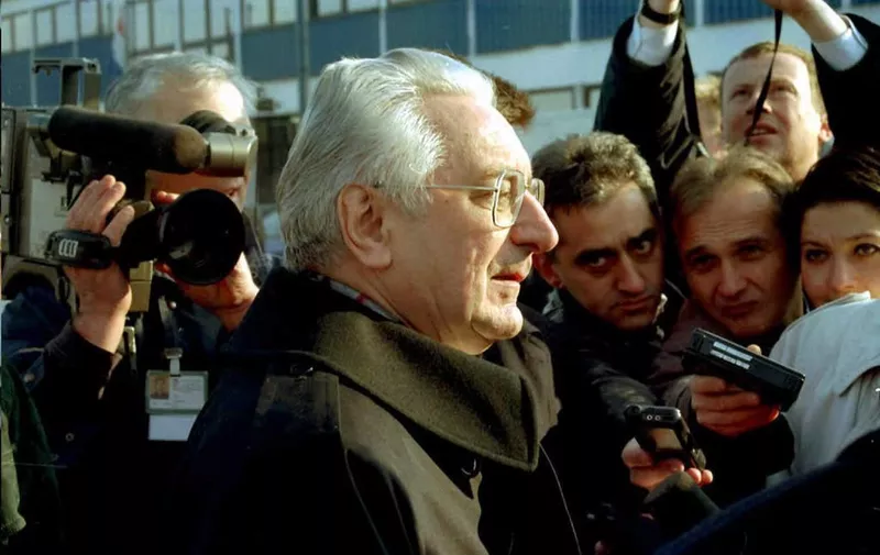 Croatian President Franjo Tudjman (C) is mobbed by reporters at Zagreb airport 22 November, returning from the Bosnian peace talks in Dayton, Ohio. Tudjman and Presidents Alija Itzetbegovic of Bosnia and Slobodan Milosevic of Serbia initialed 21 November a US-brokered peace plan for Bosnia after three weeks of intense negotiations.     AFP PHOTO (Photo by HINA / AFP)