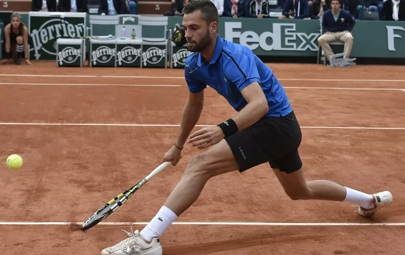 France's Benoit Paire returns the ball to Czech Republic's Tomas Berdych during the men's third round of the Roland Garros 2015 French Tennis Open in Paris on May 29, 2015. AFP PHOTO / DOMINIQUE FAGET