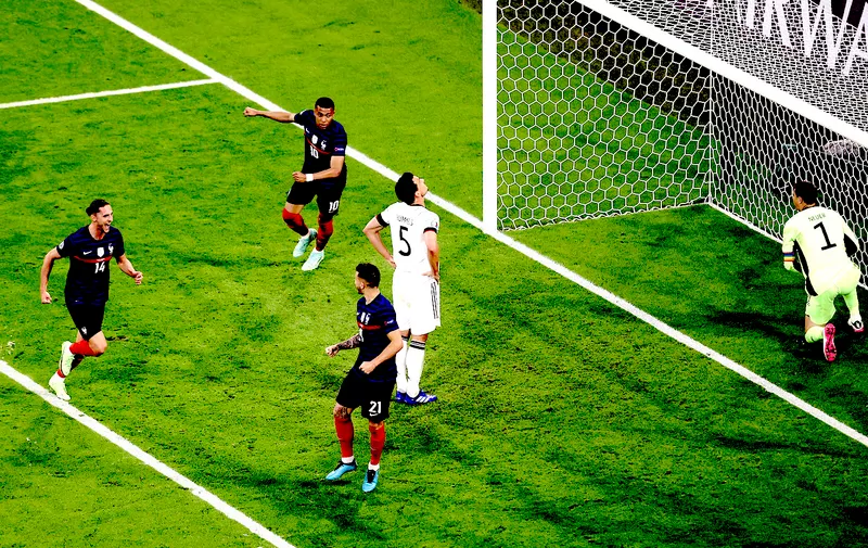 firo: 15.06.2021, football, football: EURO 2021, EM 2020, EURO 2020, European championship 2020, group stage, group F, FRA, France - GER, Germany disappointment Mats HUMMELS, GER after own goal for 1-0 jubilation RABIOT, HERNANDEZ and MBAPPE, FRA Photo by: Jvºrgen Fromme/picture-alliance/dpa/AP Images