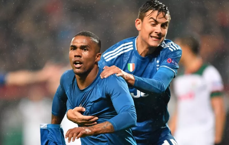 Juventus' Brazilian forward Douglas Costa celebrates with Juventus' Argentine forward Paulo Dybala after scoring a goal during the UEFA Champions League group D football match between FC Lokomotiv Moscow and Juventus at Moscow's RZD Arena stadium on November 6, 2019. (Photo by Dimitar DILKOFF / AFP)