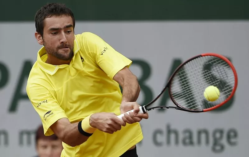 Croatia's Marin Cilic returns the ball to Netherlands' Robin Haase during the men's first round at the Roland Garros 2015 French Tennis Open in Paris on May 26, 2015. AFP PHOTO / MIGUEL MEDINA