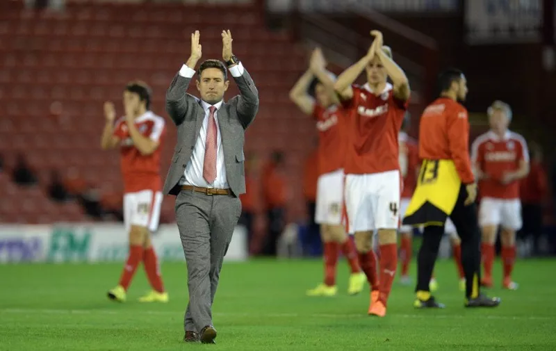 Barnsley's English manager Lee Johnson applauds his players and the supporters folowing the English League Cup football match between Barnsley and Everton at the Oakwell Stadium in Barnsley, England, on August 26, 2015. Everton won the match 5-3.   AFP PHOTO / OLI SCARFF

RESTRICTED TO EDITORIAL USE. No use with unauthorized audio, video, data, fixture lists, club/league logos or 'live' services. Online in-match use limited to 75 images, no video emulation. No use in betting, games or single club/league/player publications. 