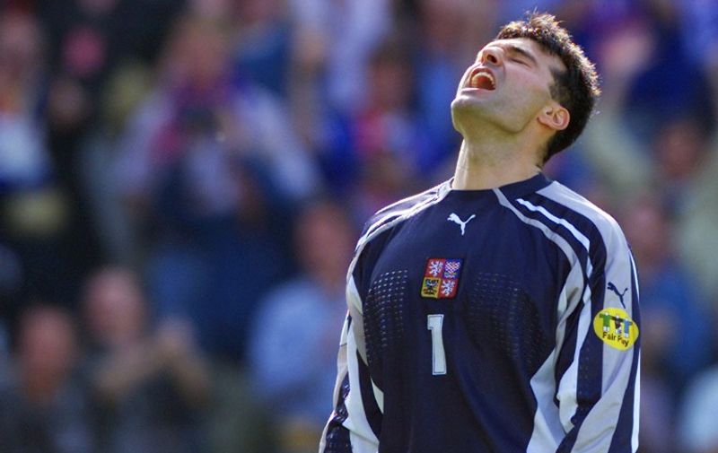 Czech goalkeeper Pavel Srineck reacts during the Euro-2000 Group D first round match between France and the Czech Republic, 16 June 2000 at the Jan-Breydel stadium in Bruges.

 / AFP / PATRICK HERTZOG