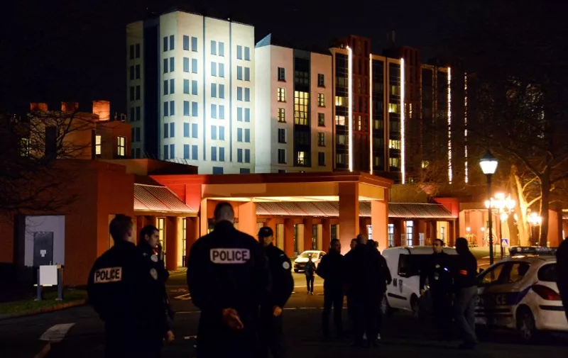 French police officers stand guard after a man carrying two handguns, ammunition and a Koran was arrested on January 28, 2016 at a hotel in Disneyland Paris in Marne-la-Vallée.
The man was "detected" upon his arrival at the Disneyland hotel where he had a reservation. France is on high alert after a devastating terror attack in November saw Islamic State group gunmen and suicide bombers target Paris cafes, a concert venue and the Stade de France national stadium, leaving 130 dead and hundreds injured. / AFP / BERTRAND GUAY