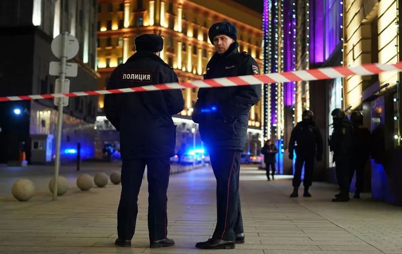 A Russian policeman stands guard a street next to the FSB security service's office in Moscow on December 19, 2019. Russia's FSB security service said it has "neutralised" a gunman who opened fire in central Moscow on December 19 and confirmed an unspecified number of casualties, in a statement carried by Russian news agencies. "An unknown individual opened fire near building number 12 on Bolshaya Lubyanka street, there are casualties. The identity of the criminal is being established. The criminal has been neutralised," agencies quoted the FSB as saying, without giving further details. (Photo by Dimitar DILKOFF / AFP)