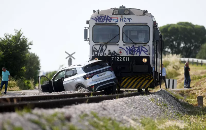 26.05.2023., Donje Polje - Prometna nesreca u Donjem polju u kojoj su sudjelovali vlak i osobni automobil. Photo: Hrvoje Jelavic/PIXSELL