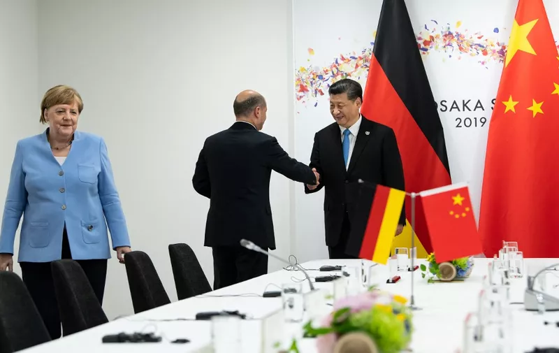 28 June 2019, Japan, Osaka: Federal Chancellor Angela Merkel (l-r, CDU), Olaf Scholz (SPD), Federal Minister of Finance, and Xi Jinping, President of China, will meet in the margins of the G20 summit for bilateral talks. The heads of state and government of the 19 leading industrialised and emerging countries and the European Union will meet at the G20 summit in Osaka (Japan) on 28 and 29 June 2019. Photo: Bernd von Jutrczenka/dpa (Photo by BERND VON JUTRCZENKA / DPA / dpa Picture-Alliance via AFP)