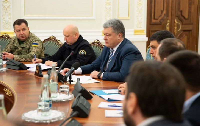 This handout picture taken and released by the Ukrainian Presidential press service shows President of Ukraine Petro Poroshenko (C) leading a session of the National Security and Defense Council of Ukraine in Kiev early on November 26, 2018, following an incident in the Black Sea off Moscow-annexed Crimea. - Russia said on November 25 that it has seized three Ukrainian naval ships by force in a strait near Moscow-annexed Crimea, sparking alarm among Kiev's Western allies and raising fears of military escalation. Ukraine's navy had accused Russia of the unprecedented incident including firing on its vessels in the Kerch Strait, a narrow waterway that gives access to the Sea of Azov that is used by Ukraine and Russia. (Photo by Mykhailo Markiv / UKRAINIAN PRESIDENTIAL PRESS SERVICE / AFP) / RESTRICTED TO EDITORIAL USE - MANDATORY CREDIT "AFP PHOTO / UKRAINIAN PRESIDENTIAL PRESS SERVICE / MYKHAILO MARKIV  " - NO MARKETING NO ADVERTISING CAMPAIGNS - DISTRIBUTED AS A SERVICE TO CLIENTS