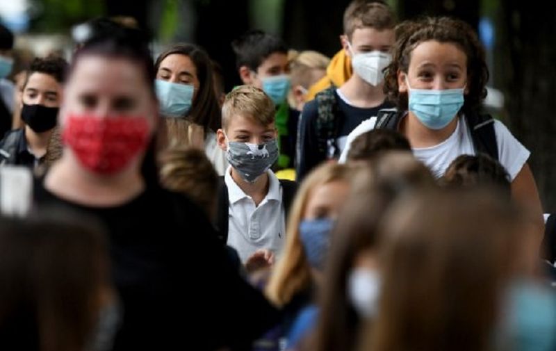 Children wearing protective face masks arrive at school on September 7, 2020 in Zagreb. - School started in Croatia today with the implementation of epidemiological measures to combat the coronavirus pandemic. (Photo by DENIS LOVROVIC / AFP)