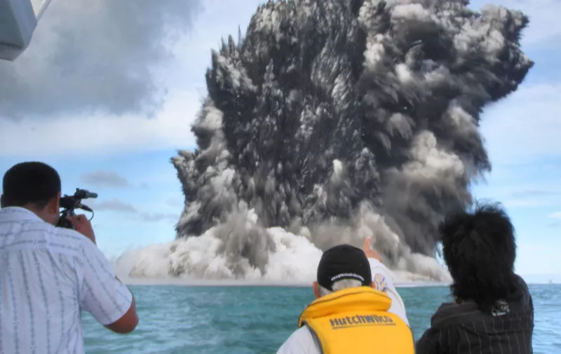 Picture dated March 18, 2009 showing an undersea volcano eruption about 10 to 12 kilometres (six to seven miles) off the Tongatapu coast of Tonga sending plumes of steam and smoke hundreds of metres into the air. Tonga's head geologist, Kelepi Mafi, said there was no apparent danger to residents of Nuku'alofa and others living on the main island of Tongatapu. Officials also said it may be related to a quake with a magnitude of 4.4 which struck last March 13 around 35 kilometres from the capital at a depth of nearly 150 kilometres. AFP PHOTO / LOTHAR SLABON / MATANGI TONGA (Photo by LOTHAR SLABON / Matangi Tonga / AFP)