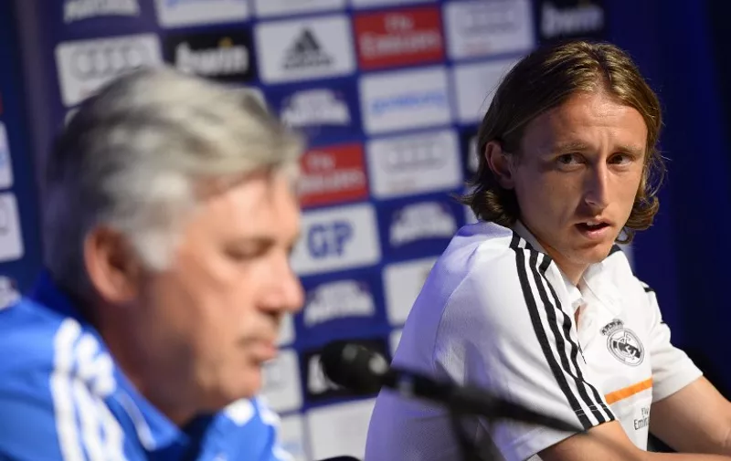 Real Madrid&#8217;s Italian coach Carlo Ancelotti (L) and Croatian midfielder Luka Modric are pictured during a press conference on the day of the friendly football match between Paris Saint-Germain and Real Madrid on July 27, 2013 in Gothenburg, as part of the PSG&#8217;s 2013-2014 pre-season training camp in Sweden. AFP PHOTO