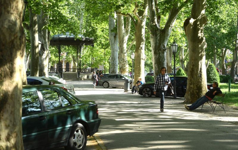11.05.2020., Zagreb - Iako je park Zrinjevac pun automobila ljudi i dalje vole uzivati u ljepoti parka. 
Photo: Marko Lukunic/PIXSELL