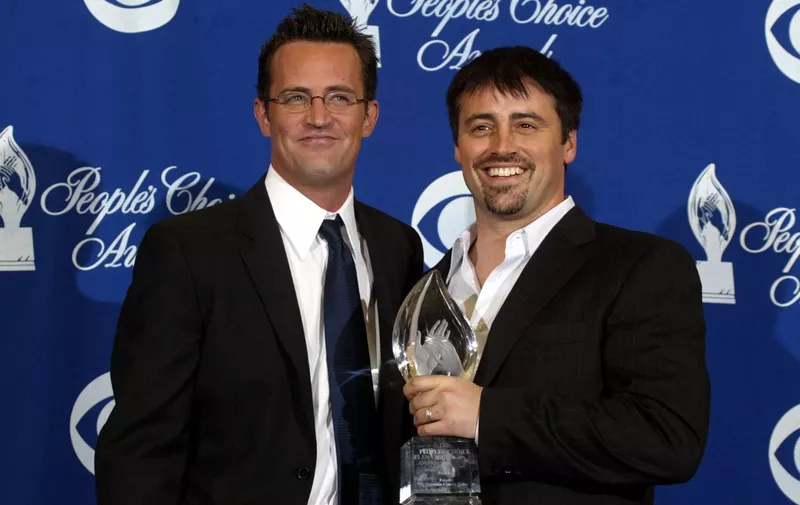 PASADENA, CA - JANUARY 11:  Actors Matthew Perry and Matt LeBlanc pose backstage during the 30th Annual People's Choice Awards at the Pasadena Civic Auditorium January 11, 2004 in Pasadena, California.  (Photo by Carlo Allegri/Getty Images) *** Local Caption *** Matthew Perry;Matt LeBlanc (Photo by CARLO ALLEGRI / Getty Images North America / Getty Images via AFP)
