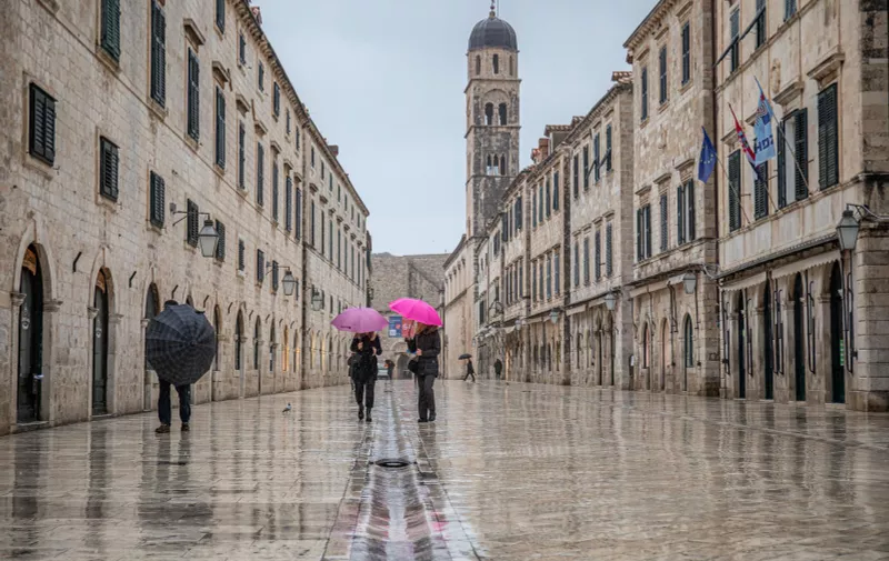16.01.2023., Stara gradska jezgra, Dubrovnik - Ciklonalno vrijeme s kisom i jakim jugom.  Photo: Grgo Jelavic/PIXSELL