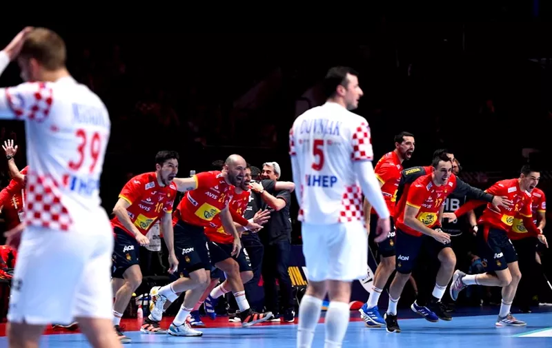 Spain's team celebrates winning after the Men's European Handball Championship final match Spain v Croatia in Stockholm, Sweden on January 26, 2020. (Photo by Jonathan NACKSTRAND / AFP)