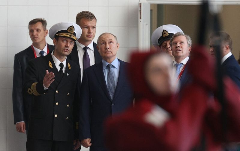 Russian President Vladimir Putin (C) visits the Far Eastern Maritime Training Centre of the Admiral Nevelskoy Maritime State University in Vladivostok on September 2, 2021. (Photo by Sergei BOBYLYOV / POOL / AFP)