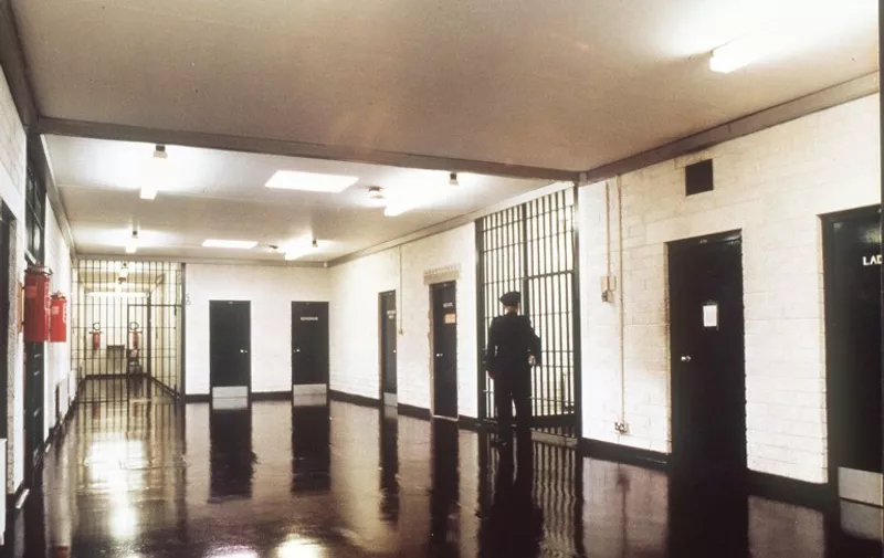 (ARCHIVES) - Photo prise le 04 octobre 1983 de l'un des couloirs de la prison de haute sécurité du Maze en Irlande du Nord, forteresse composée de huit blocs en forme de "H",  et ceinte d'un mur de cinq mètres de haut. Symbole de 30 ans de conflit en Irlande du Nord, la prison du Maze se demande ce qu'elle va devenir si, comme le prévoient les accords de paix, la plupart de ses détenus sont remis en liberté à l'horizon de l'an 2000. Le Maze, honni des nationalistes irlandais qui y voient l'instrument de la répression "arbitraire" de Londres, a vu passer 20.000 "pensionnaires depuis sa création au tout début des années 70.   
 / AFP PHOTO / ARCHIVES PA