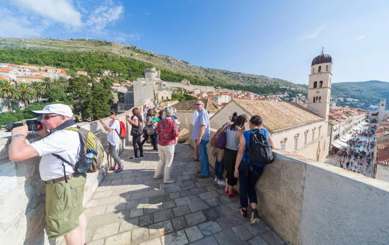 07.10.2014., Dubrovnik - Zasigurno najveca dubrovacka atrakcija su impresivne dubrovacke zidine. Gotovo da ne postoji turist koji posjeti Dubrovnik bez da ne posjeti zidine i s njih uziva u panorami.
Photo: Grgo Jelavic/PIXSELL