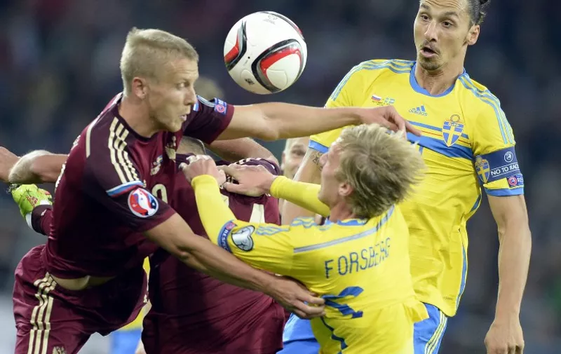 Sweden's forward Zlatan Ibrahimovic (R) and Sweden's midfielder Emil Forsberg (C) fight for the ball with Russia's midfielder Alan Dzagoev (L) during their UEFA Euro 2016 qualifying round Group G football match between Russia and Sweden at Otkrytie Arena in Moscow on September 5, 2015.   AFP PHOTO / ALEXANDER NEMENOV