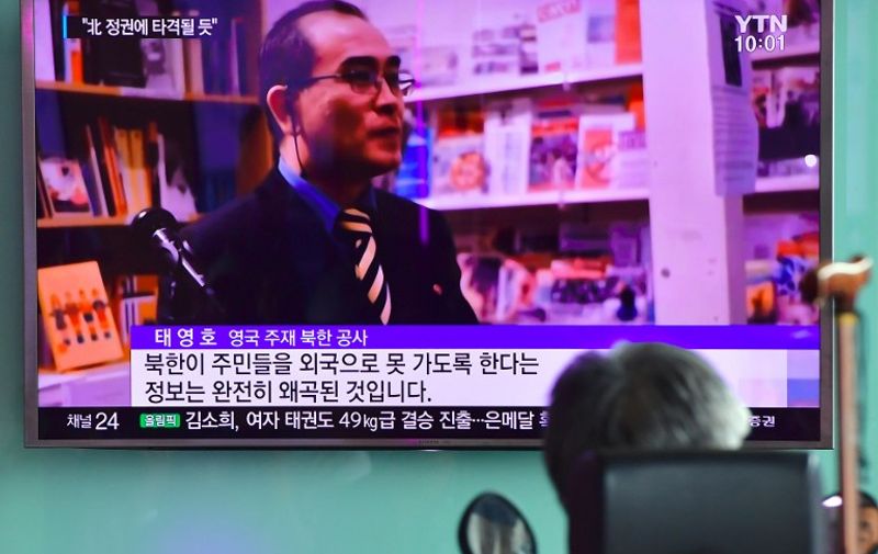 A man watches a television news broadcast showing file footage of Thae Yong-Ho, North Korea's deputy ambassador to Britain, at a railway station in Seoul on August 18, 2016.
South Korea said on August 17 that North Korea's deputy ambassador to Britain had defected to Seoul, in a rare and damaging loss of diplomatic face for Pyongyang. / AFP PHOTO / JUNG YEON-JE