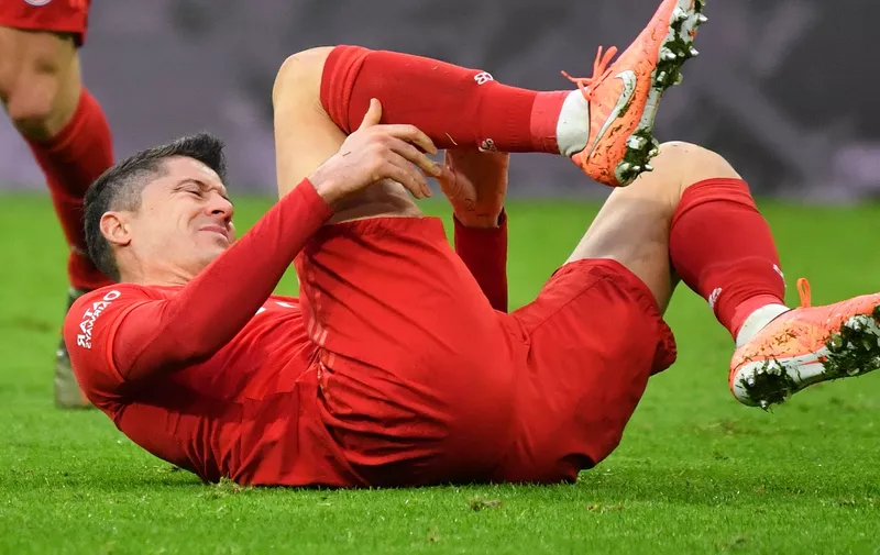 Robert LEWANDOWSKI (FC Bayern Munich) on the ground, injured, injury, action, single action, single image, cut out, full body shot, whole figure. Soccer 1.Bundesliga, 17th matchday, matchday17, FC Bayern Munich (M) -VFL Wolfsburg 2-0, (WOB), on December 21, 2019 in Muenchen ALLIANZARENA, DFL REGULATIONS PROHIBIT ANY USE OF PHOTOGRAPHS AS IMAGE SEQUENCES AND / OR QUASI-VIDEO. | usage worldwide Photo by: Frank Hoermann/SVEN SIMON/picture-alliance/dpa/AP Images