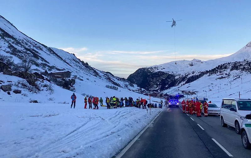 In this Handout photo made available by Lech Zuers Tourismus shows members of the emergency services working near the scene of an avalanche at Bregenz, Austria on December 25, 2022 - A "dozen" winter sports enthusiasts were buried on December 25, 2022 in an avalanche in Austria, in the Vorarlberg region, police said. (Photo by various sources / AFP) / Austria OUT