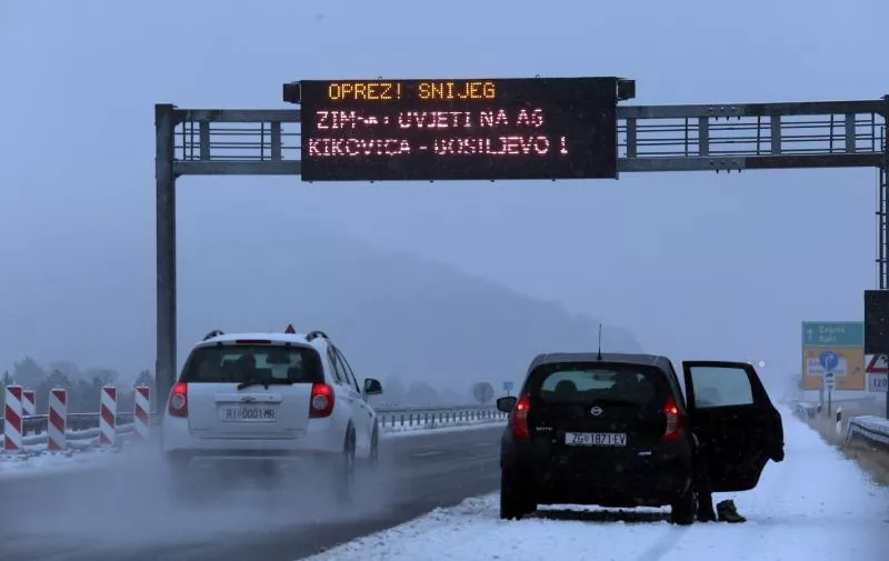 04.01.2016., Cavle - Gust snijeg pada na podrucju Grobnika u zaledju Rijeke, te otezava promet. 
Photo: Goran Kovacic/PIXSELL