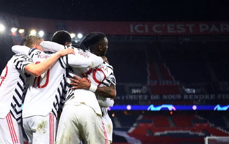 Manchester players celebrate their second goal  during the UEFA Champions League Group H first-leg football match between Paris Saint-Germain (PSG) and Manchester United at the Parc des Princes stadium in Paris on October 20, 2020. (Photo by FRANCK FIFE / AFP)