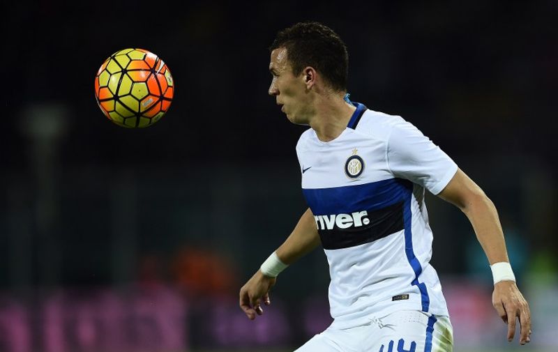 Inter Milan's Croatian midfielder Ivan Perisic controls the ball during the Italian Serie A football match between Palermo and Inter Milan at the Barbera Stadium in Palermo on October 24, 2015. AFP PHOTO / FILIPPO MONTEFORTE