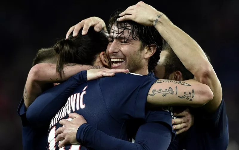 Paris Saint-Germain's Brazilian defender Maxwell (R) is congratuled by teammates after scoring a goal during the French L1 football match between Paris Saint-Germain and Guingamp on May 8, 2015 at the Parc des Princes stadium in Paris. AFP PHOTO / FRANCK FIFE / AFP / FRANCK FIFE