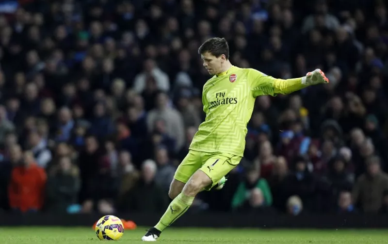 Arsenal's Polish goalkeeper Wojciech Szczesny clears the ball during the English Premier League football match between West Ham United and Arsenal at the Boleyn Ground, Upton Park, in east London, on December 28, 2014. AFP PHOTO / JUSTIN TALLIS

RESTRICTED TO EDITORIAL USE. No use with unauthorized audio, video, data, fixture lists, club/league logos or live services. Online in-match use limited to 45 images, no video emulation. No use in betting, games or single club/league/player publications.