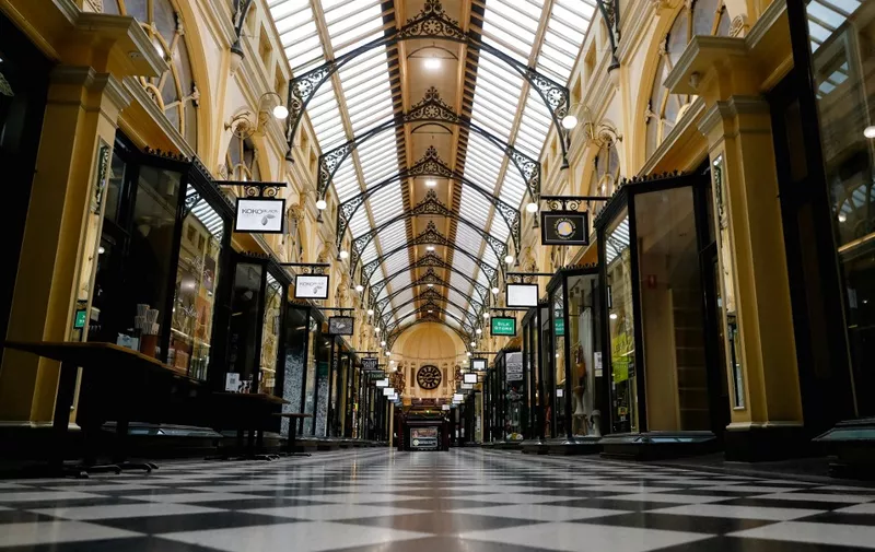 A deserted shopping arcade in downtown Melbourne on August 6, 2021, amid a sixth lockdown for the city in efforts to bring the Delta outbreak to heel. (Photo by CON CHRONIS / AFP)
