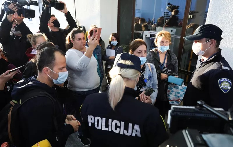 05.10.2021., Zagreb - Ispred KBC Zagreb i jutros se okupila manja skupina prosvjednika zbog covid potvrda koje su od jucer obavezne za sve djelatnike u zdravstvu.