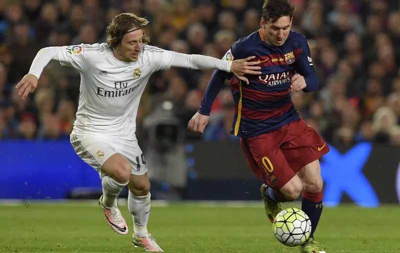 Barcelona's Argentinian forward Lionel Messi vies with Real Madrid's Croatian midfielder Luka Modric during the Spanish league "Clasico" football match FC Barcelona vs Real Madrid CF at the Camp Nou stadium in Barcelona on April 2, 2016. / AFP / LLUIS GENE