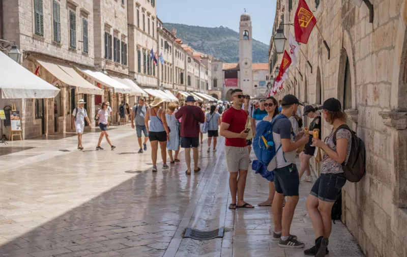 20.07.2023., Stara gradska jezgra, Dubrovnik - Crveno upozorenje DHMZa jos je na snazi u Dubrovniku. Visoka temperatura u gradu. Photo: Grgo Jelavic/PIXSELL