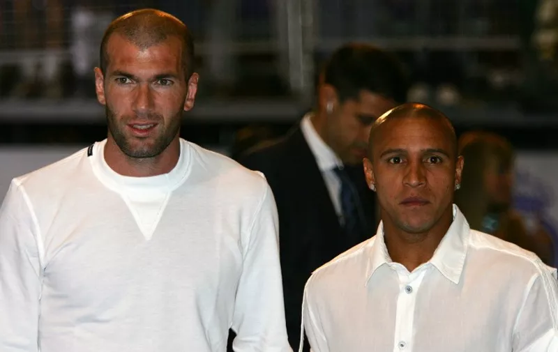 Real Madrid's Zindedine Zidane (L) and Roberto Carlos arrive for the premiere of 'Real, The Film' at the Santiago Bernabeu stadium in Madrid, 24 August 2005. The film which will be out in Spain 26 August is a mixture of fiction and reality which sees all the galacticos of the present team playing cameo roles.AFP PHOTO/PHILIPPE DESMAZES / AFP / PHILIPPE DESMAZES