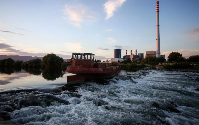 15.07.2021., Zagreb - Brod na Savi koji se inace nalazi u blizini Mosta Mladosti otkacio se i zaustavio se kod Toplane. Photo: Zeljko Hladika/PIXSELL