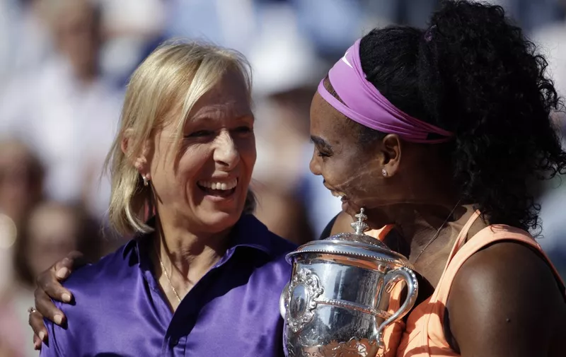US Serena Williams (R) poses former tennis champion Martina Navratilova at the end of the women's final match of the Roland Garros 2015 French Tennis Open in Paris on June 6, 2015.  AFP PHOTO / KENZO TRIBOUILLARD (Photo by KENZO TRIBOUILLARD / AFP)