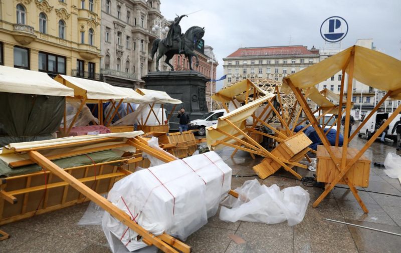 13.05.2019., Zagreb - Olujni vjetar koji puse od jucer napravio brojnu stetu u gradu. Prevrnuti standovi na Trgu bana Jelacica.

Photo: Patrik Macek/PIXSELL