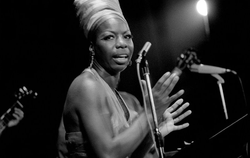 La chanteuse de jazz américaine Nina Simone se produit en juillet 1969 lors d'un concert dans le cadre du festival panafricain d'Alger. Née à Tryon (Caroline du Nord) en 1933, Nina Simone avait appris le piano classique et aurait pu devenir concertiste si elle n'avait pas été noire de peau. Elle a réussi à prendre le biais du jazz, ce qu'elle considérait être la musique classique des Afro-Américains, et jouait du piano habillée en peau de panthère ou coiffée d'un turban. Nina Simone est décédée le 21 avril 2003, à Carry-le-Rouet (Bouches du Rhône) à l'âge de 70 ans. (FILM) AFP PHOTO / ELEONORE BAKHTAZE