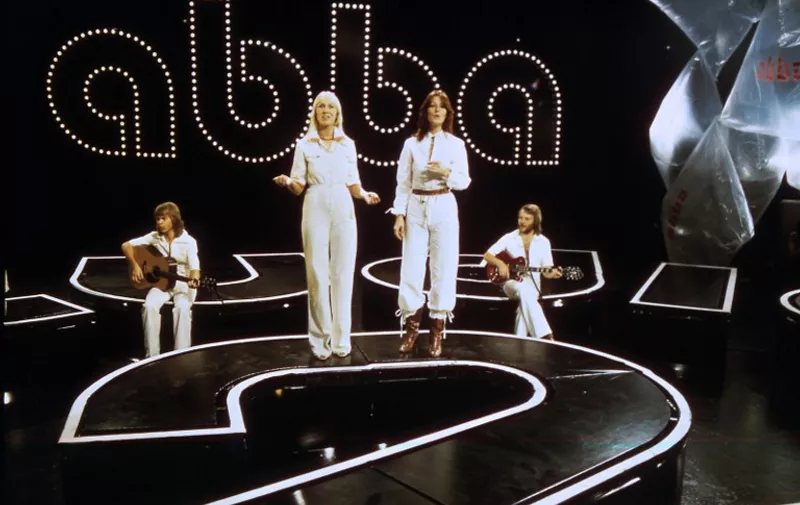Swedish pop group Abba (from L to R) Bjorn Ulvaeus, Agnetha Faltskog, Anni-frid Lyngstad and Benny Andersson, is on stage, November 18th, 1976, in Gothenburg. / AFP PHOTO / EPU