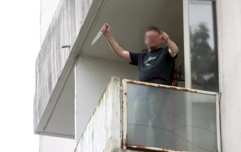 Muškarac s balkona prijeti nožem