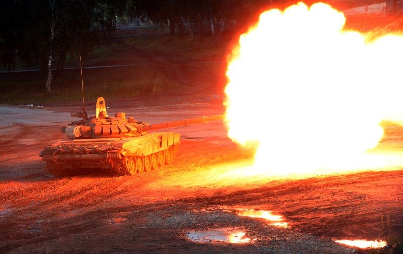 A Russian T-90 tank fires during the 'Army-2015' international military forum in Kubinka, outside Moscow, on June 16, 2015. AFP PHOTO / VASILY MAXIMOV