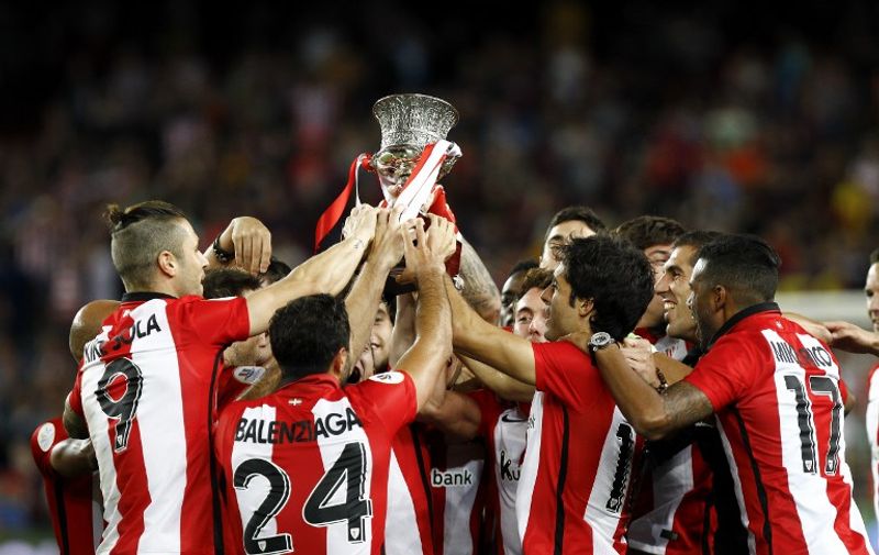 Athletic Bilbao's players hold the Supercup trophy after the Spanish Supercup second-leg football match FC Barcelona vs Athletic Club Bilbao at the Camp Nou stadium in Barcelona on August 17, 2015. AFP PHOTO / QUIQUE GARCIA